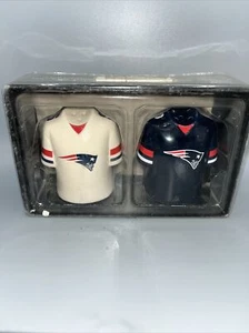 The Memory Company New England Patriots Salt and Pepper Shakers - Picture 1 of 8