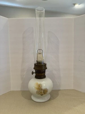 Lámpara de queroseno Aladdin #23 vintage de los años 70 vidrio de leche trigo y margarita chimenea alta Foto 1 de 4