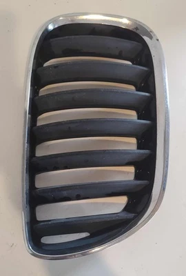 BMW X5 2004 parrilla derecha (montaje en capó superior) negro y cromo usado OEM Foto 1 de 4