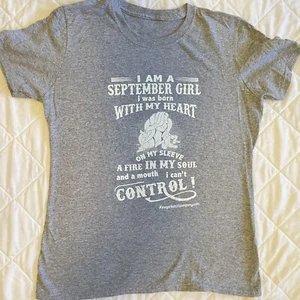 T-shirt Port &Company nuova senza etichette maglietta compleanno settembre taglia small grigia ottimo regalo - Foto 1 di 5