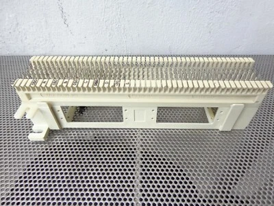 SIEMON TELEPHONE BLOCK PUNCH DOWN R66MI-50 w/ wall mount bracket - Image 1 of 3