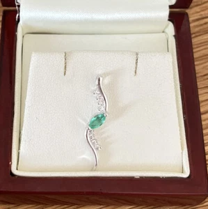 9ct White Gold 0.33ct Emerald & Diamond Pendant, 1.35g - Picture 1 of 4