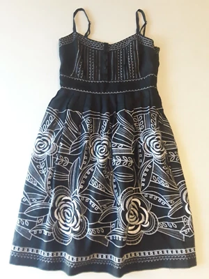 Vestido para mujer Cynthia Steffe de lino negro blanco bordado floral calce y acampanado 8” Foto 1 de 4