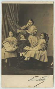 CDV circa 1860. Groupe de 4 enfants par Pierre Petit. Album de CDV. Mode. - Imagen 1 de 1