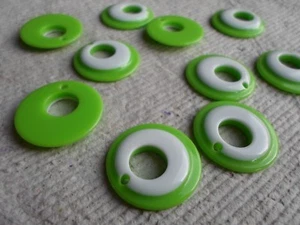 Pack of 20 ~ Acrylic ~ Lime Green Disc Pendents ~ 25mm - Picture 1 of 3