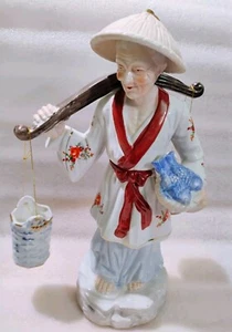 Keramik blau-weiße alte Frau Figur Statue mit Korb mit Fischen mit Eimern. - Bild 1 von 12