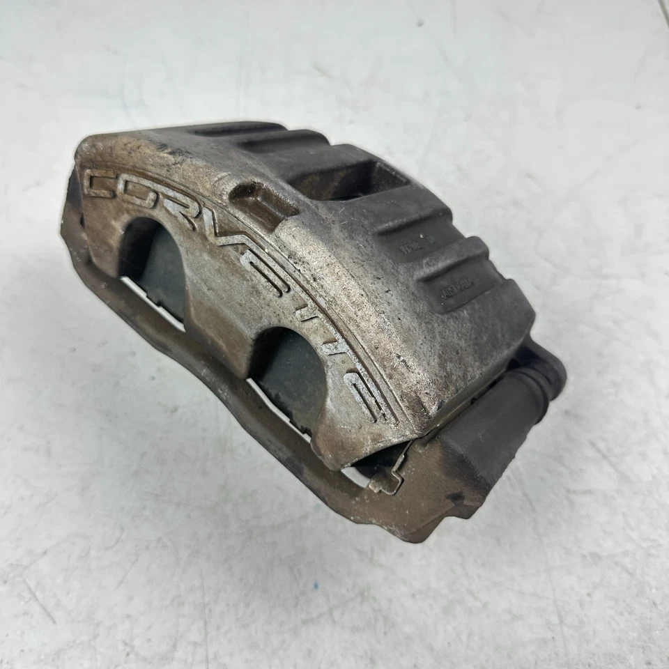 05-13 PINZA DE FRENO LADO PASAJERO DELANTERO DERECHO CHEVROLET CORVETTE CON PASTILLAS DE FRENO Foto 1 de 4