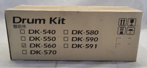 NEW - Kyocera Drum Kit DK-560 302HN93050 - SCATOLA SIGILLATA! - Foto 1 di 3