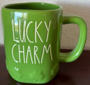 Rae Dunn LUCKY CHARM Shamrocks At. Patrick's Day 18 oz Green Ceramic Mug NWT - Imagen 1 de 4