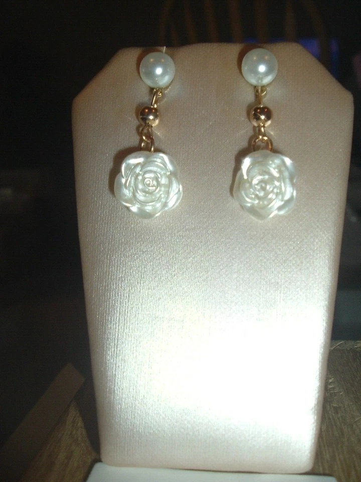 PENDIENTES perforados Betsey Johnson flores blancas colgantes postes perlas blancas Foto 1 de 4