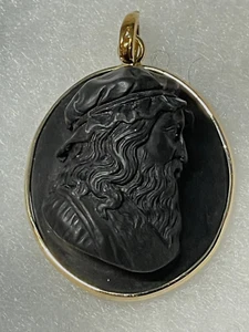 ANTIQUE -  LEONARDO DA VINCI CARVED CAMEO IN GUTTA PERCHA/WHITBY JET & 14K BEZEL - Picture 1 of 8