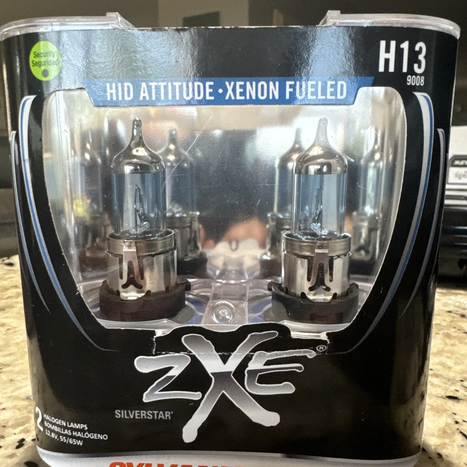 Farol Sylvania Silverstar ZXE 9008 H13 65/55W duas lâmpadas substitui estoque de atualização - Imagem 1 de 4