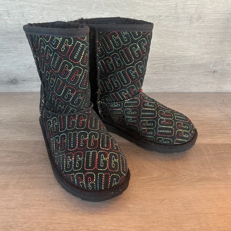 Botas UGG Classic II Puntada Gráfica Niñas Talla 1 Foto 1 de 4