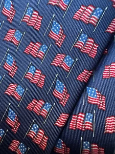 Cravatta uomo Salvatore Ferragamo blu navy stampa bandiera americana - Foto 1 di 8