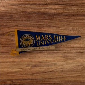 Banderín vintage Mars Hill University Lions - Imagen 1 de 2