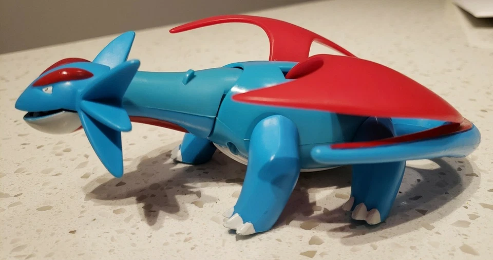 Boneco de ação Pokemon 10th Anniversary Salamence Target Only 6,5" Hasbro 2005 - Imagem 1 de 4