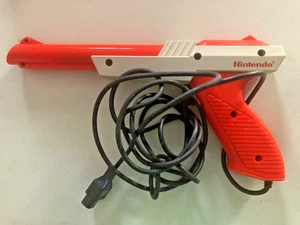 ORIGINAL 1985 Nintendo NES ZAPPER LIGHT GUN for Duck Hunt and Shooting Games - Picture 1 of 2