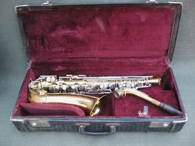 Vintage C.G. Estuche para saxofón alto Conn (Elkhart EE. UU.) | Protectores de llave de alambre Foto 1 de 4