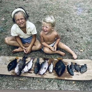 Fotografía de película RETRO arte de diapositivas años 60 arte curiosidad chatarra río pesca lago niños captura peces - Imagen 1 de 3
