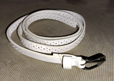 CINTURÓN VINTAGE BLANCO ESTRECHO DISEÑO PERFORADO IMITACIÓN CUERO 44 XL BUEN ESTADO ESTADO ESTADO .5" Foto 1 de 4