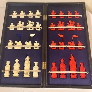 Juego de ajedrez vintage tallado a mano rojo y blanco estuche plegable de madera - Imagen 1 de 17