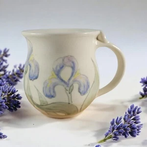 Vintage Iris Becher Meadowcore Studiokeramik handbemalt Cottagecore floral signiert - Bild 1 von 12