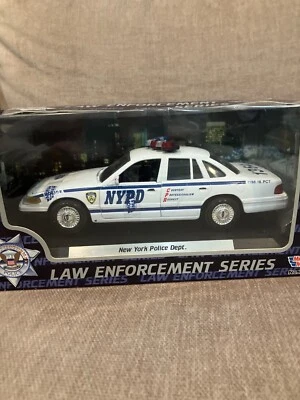 1/24 CLASSIC METAL WORKS NYPD POLICE 1999 FORD CROWN VICTORIA P. I.  - Image 1 of 2
