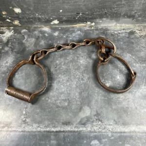 Entraves XVIIIe Siècle – Menottes de Chevilles, Fer Forgé. Bagnard, prisonnier - Foto 1 di 12