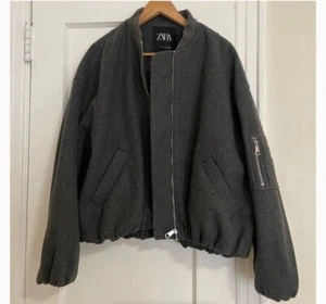 ZARA Damen Bomberjacke mit Taschenärmeln locker wollähnlich Relaxed grau Gr. S - Bild 1 von 3