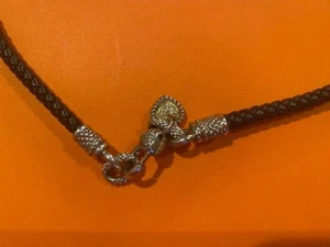 Kieselstein Kordel geflochtenes Leder Halsband mit Silber & Gold Anhänger - Bild 1 von 9