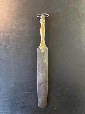 Afilador de espada de hoja de cuchillo de mango de toro de latón antiguo de acero con decoración Foto 1 de 4