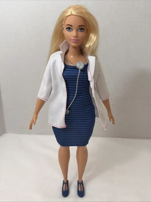 Muñeca Barbie Careers Doctor - Completa - Cuerpo curvilíneo - FXP00 - 2019 con estetoscopio Foto 1 de 4