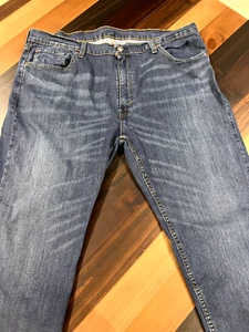 Pantalones de mezclilla Levi’s 559 para hombre talla 40x30 relajados rectos lavado medio - Imagen 1 de 13