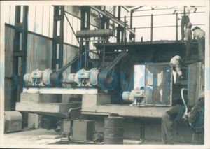 1950s Rhodesian Alloys Chrome steelwork plant Machinery & workers original photo - Foto 1 di 2