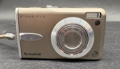 Fujifilm FinePix F30 Digitalkamera Silber 3x Zoom 6.3 MP Kompakt Vintage Geprüft - Bild 1 von 4