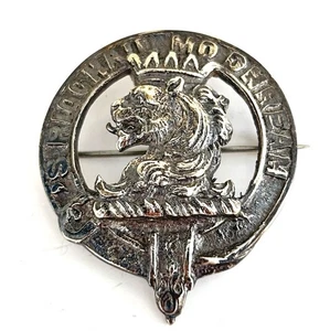 Antique Scottish Clan Crest Badge Pin Crowned Lion’s Head S Rioghal Mo Dhream - Foto 1 di 12