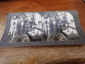 Antica cartolina stereovista chiave di volta famiglia eschimese, a forte magnesia mantello Sabine - Foto 1 di 3