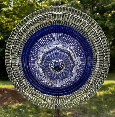 Arte de patio reutilizado de flores de jardín de vidrio geométrico de cobalto de gran tamaño Foto 1 de 4