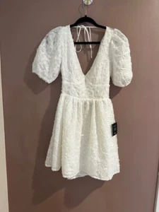Mini Abito LULU’S Adorabile Arrivo Bianco Senza Schienale Applique Floreale Nuovo con etichette Taglia S - Foto 1 di 5