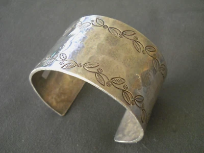 Brazalete pesado grabado con tema botánico de plata esterlina martillada suroeste Foto 1 de 4