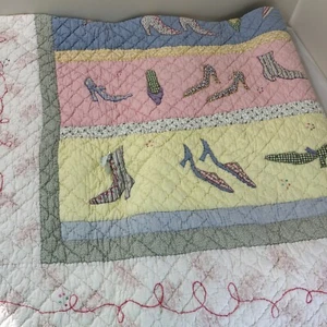 Pottery Barn Kids Quilt Twin Applique Fancy Feet Shoes Heels 64 x 82" - Picture 1 of 15
