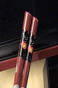 Tapa de caja Bento + palillos Maneki Neko rojo borgoña GATO DE LA SUERTE Hecho en Japón NUEVO - Imagen 1 de 8