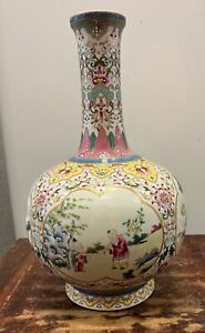 Chinese antique porcelain famille rose vase with Mark.  Qing Period.