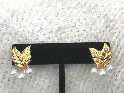 ELIZABETH TAYLOR SIMULATED PEARL EARRING JACKETS (M1774-21) - Image 1 of 4