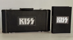 Kiss The Box Set Lot 2x 5-CD 2001 Gitarrenkoffer + Standard Edition mit Buch & Schlüssel - Bild 1 von 24