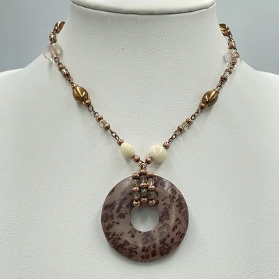 Colar Lia Sophia 19" pingente de pedra rosquinha tom cobre assinado boho ajustável - Imagem 1 de 4