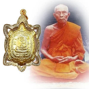 Rico rico amuleto tailandés tortuga Buda Phaya Tao Ruean Yant estuche de micras de oro - Imagen 1 de 7