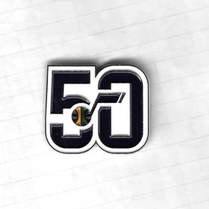 UTAH JAZZ 50 ANIVERSARIO NBA BALONCESTO 1 PULGADA SOLAPA SOMBRERO PIN COMO NUEVO - Imagen 1 de 3