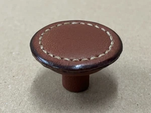 Turnstyle Designs Knopf klein Leder Kastanie Schrank Schublade Zugknopf H1191 - Bild 1 von 11