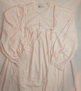 Christian Dior - Camisón vintage de nailon rosa suave con detalles de encaje - Imagen 1 de 9